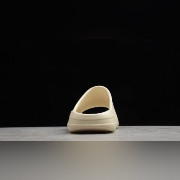 YEEZY SLIDE - Picture 4 of 5